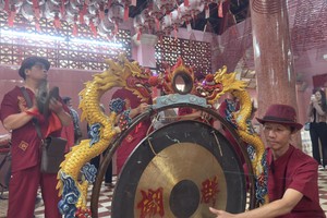 潮群古乐业团在丰富会馆表演助兴。