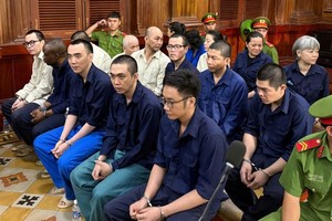 涉嫌“非法跨境运输货币罪”的14名被告出庭受审。