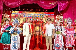 义安会馆会长陈振炎向彭德丰移交“天地父母财灯”。