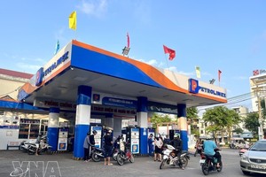 民众在一加油站加油。