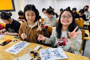 学子们亲手体验“嵌瓷”艺术。