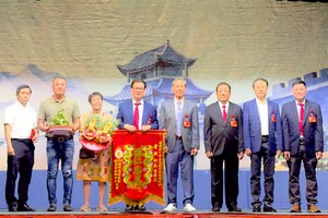 义安会馆理事会代表向赞助当晚演出的曾朝和先生赠送锦旗、金花、大吉和利是。