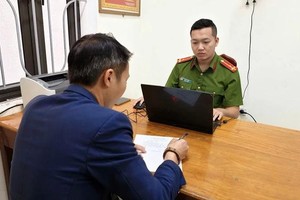 公安机关对L.Đ.L.进行问话。