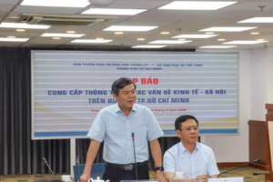 胡志明市市委宣教与民运处副主任曾友锋在新闻发布会上发言。