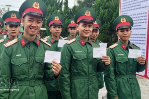 一大早，广治省草洲特区干部、战士及当地选民便踊跃参与投票。