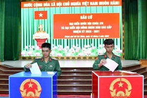 选民在第27号投票区投票。