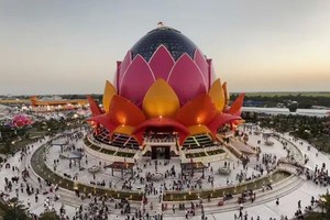 新华园旅游点的莲花宝塔。