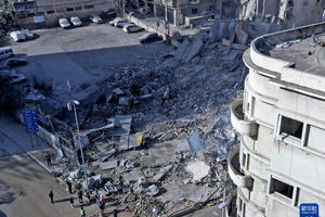 这是3月18日在黎巴嫩首都贝鲁特拍摄的在以色列空袭中损毁的建筑和车辆。