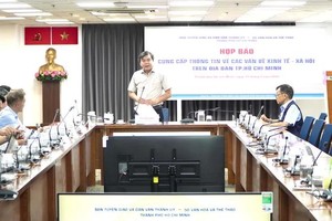 市委宣教与民运处副主任曾友峰主持新闻发布会。