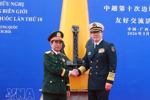 越南国防部部长潘文江大将与中国国防部长董军上将参观“海上胡志明小道”遗迹。