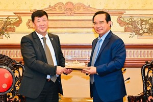 市人委会主席阮文得向蒙古国大使吉吉·塞里贾夫赠送纪念品。