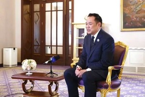 2025年11月19日，泰国总理阿努廷•参威拉军在位于曼谷的总理府接受新华社记者专访。