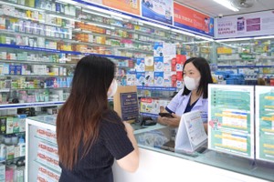 市民在一家药店购买药品。