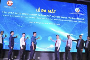  市委副书记邓明通（右四）与各位代表按下按钮，正式启动胡志明市科技交易平台新版本。