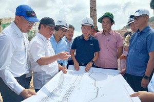 安江省人委会主席胡文萌检查富国国际机场扩建项目。
