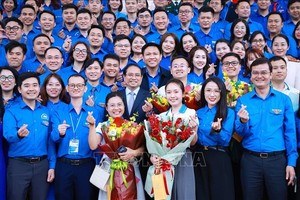 越南优秀青年、潜力青年及优秀团干部与范明政总理合影。