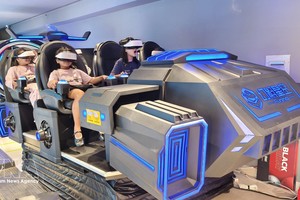 在庆和省芽庄购物中心体验虚拟现实技术。