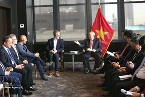 越南政府常务副总理阮和平会见恒星发展基金会主席何塞·费尔南德斯·达蓬特（José Fernández da Ponte）。