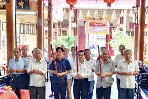 海南会馆理事会代表拈香参拜，祈求风调雨顺、国泰民安。