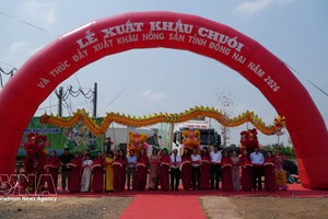 同奈省领导出席出口新鲜香蕉发车仪式。