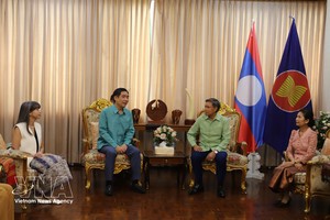 越南驻泰国大使范越雄向老挝驻泰国大使西斯瓦特·因费查纳及大使馆全体工作人员致以节日祝福。