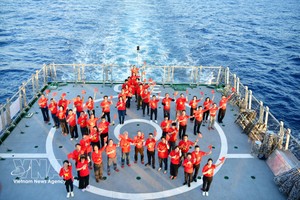 4月26日，来自全球24个国家和地区的60多位旅外越南侨胞结束了自2025年4月18日至26日期间，乘坐“大团结号”军舰探望长沙岛县和DK1海上高脚屋军民的行程。