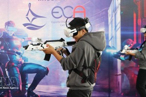 学生们在2025年亚洲电子竞技锦标赛（ECA 2025）期间体验虚拟现实游戏。