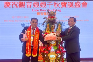 茶园护国观音庙副理事长项光健向铠薇公司代表移交“莲花宝灯”。