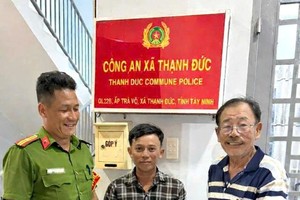 陈志愿（右）在盛德乡公安机关领取其财物。