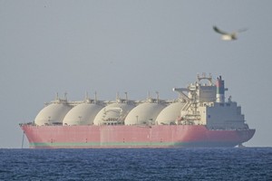 2026年4月8日，美伊达成两周停火协议后，货船在阿曼近海等待通过霍尔木兹海峡。