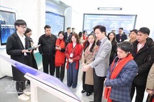 越南五个省市青年代表团参观中国—东盟人工智能应用合作中心。