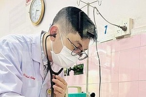 4月9日下午，嘉定人民医院医生为疑似中毒学生检查。