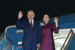 党中央总书记、国家主席苏林偕夫人启程对中国进行国事访问。