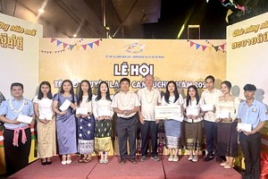 穗城会馆理事长卢耀南（右六）向留学生派资助金。