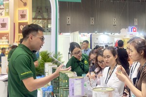 展会吸引众多专业人士到场参观交流。