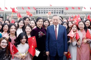 党中央总书记、国家主席苏林与夫人同在北京越南留学生合影。