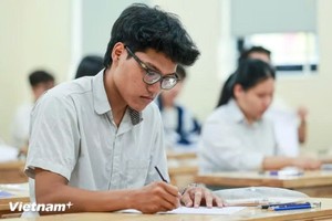  参加高中毕业考试的考生。