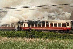 河内—海防铁路线两节车厢起火。