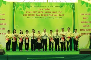  市委副书记、市越南祖国阵线委员会主席阮福禄和市人委会副主席阮孟强向社区健康服务队送花祝贺。