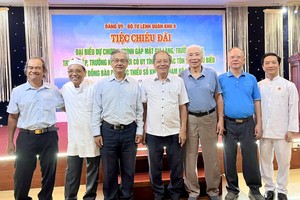 应邀出席南部地区少数民族代表合影留念。