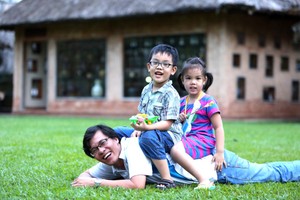 胡志明市向生足两名孩子家庭发奖励金