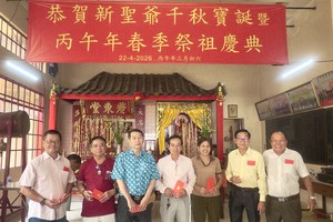 毕氏宗祠理事长毕远清（右一）向诸位长者及高龄宗亲派发利是。