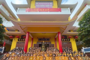 世界佛教华僧会代表团与本市个寺院住持、和尚、法师、居士合影。