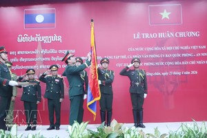 阮新疆大将向老挝国防部集体和个人授予越南国家独立勋章。