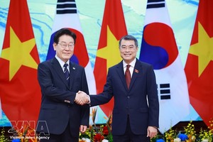 越南政府总理黎明兴（右）与韩国总统李在明（左）。