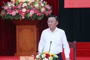 党中央政治局委员、中央书记处常务书记陈锦秀在交班会上发表讲话。