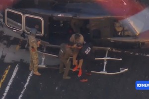 美军士兵押送委内瑞拉总统尼古拉斯‧马杜罗前往法院。图源：澳洲ABC电视台。