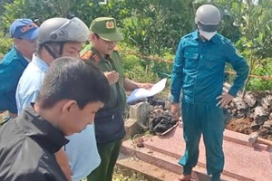 职能力量在现场执勤。