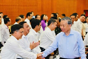 党中央总书记、国家主席苏林前来与胡志明市市委常务处进行工作会议。