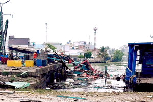 4月27日中午，安江省平安乡渔船燃爆现场。